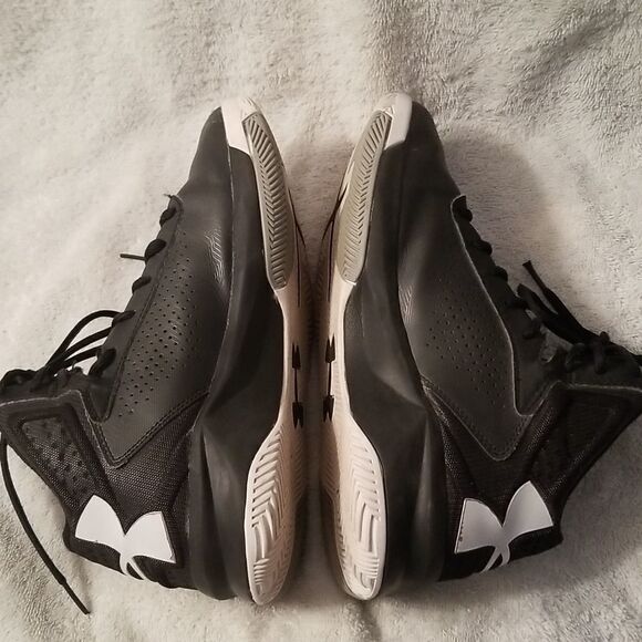 UNDER ARMOUR Basketball Shoes SZ 8.5 - Picture 4 of 7